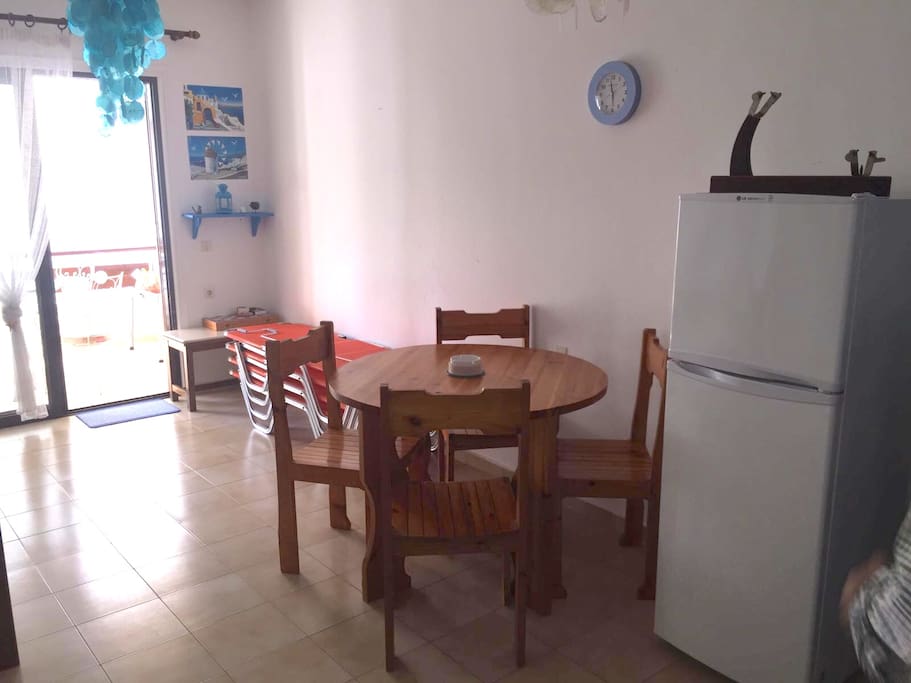 Aqui el salon del piso, cocina, mesa comedor, sofacama.