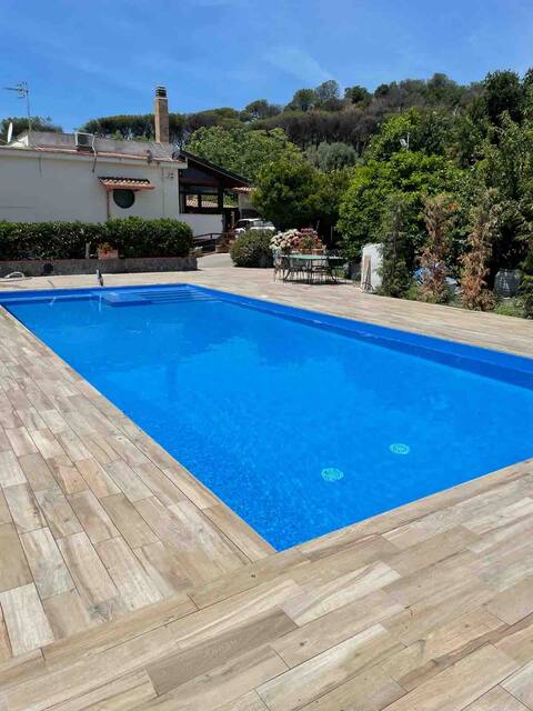 Relax with Jacuzzi between Pompeii and Capri Saltwaterpool