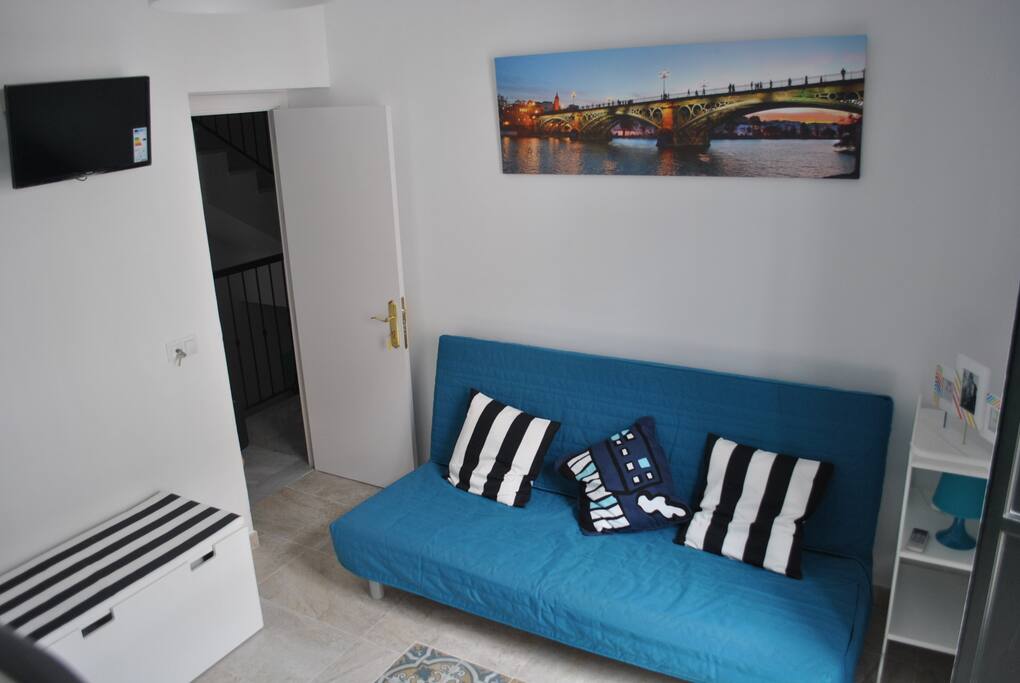 estudio con sofa cama y dos literas