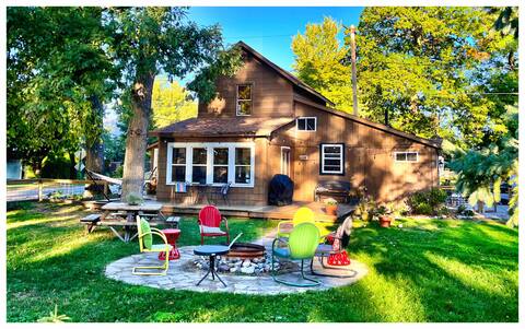 Comfort & Charm | Lake Cottage Near MSU