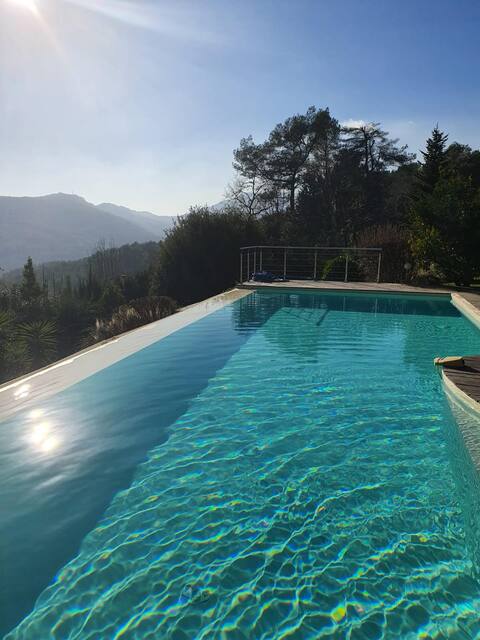 Villa with infinity pool and view near Vence