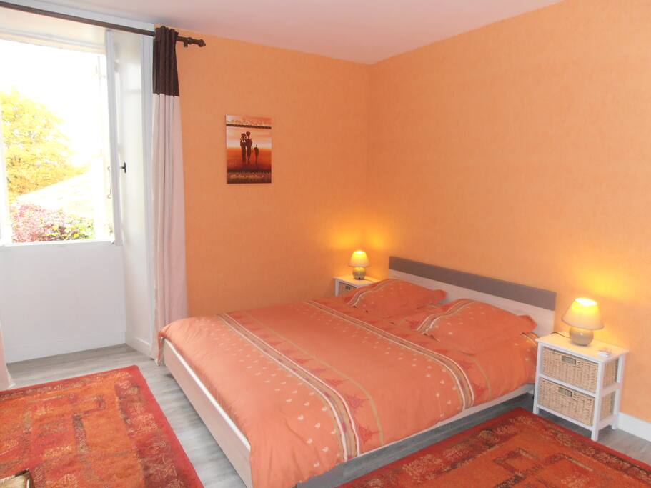 La grande chambre avec un lit 160 et salle de bains privée.
Possibilité de rajouter un lit d'appoint et un lit parapluie.
Plateau de courtoisie, bibliothèque