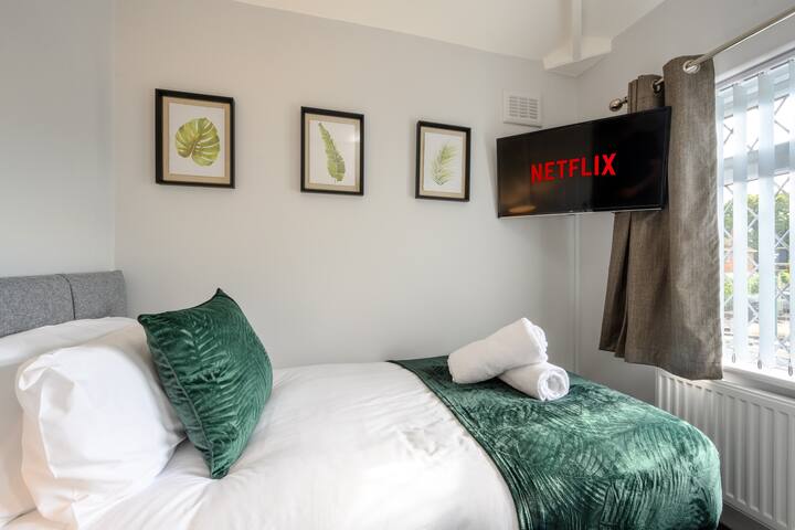 Pumzika katika Chumba cha Bolsover ambacho kina kitanda kimoja cha kifahari na HDTV ya smart na Netflix 