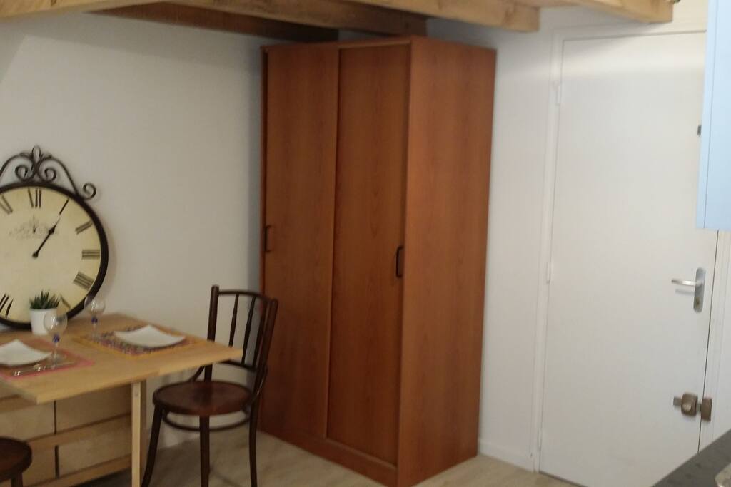 Armoire penderie et Table pliable
