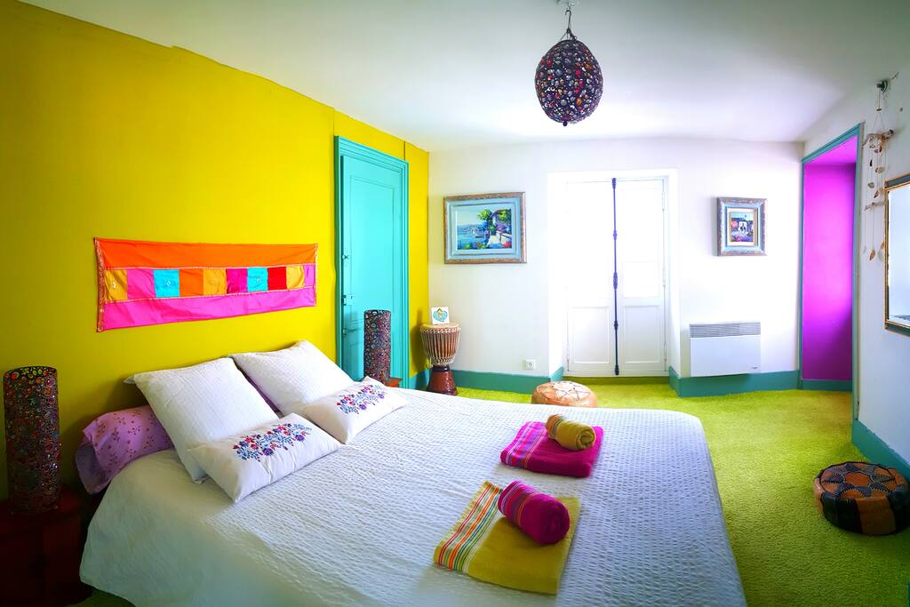 La chambre verte, 13m², avec lit de 160 et balcon vue mer.
