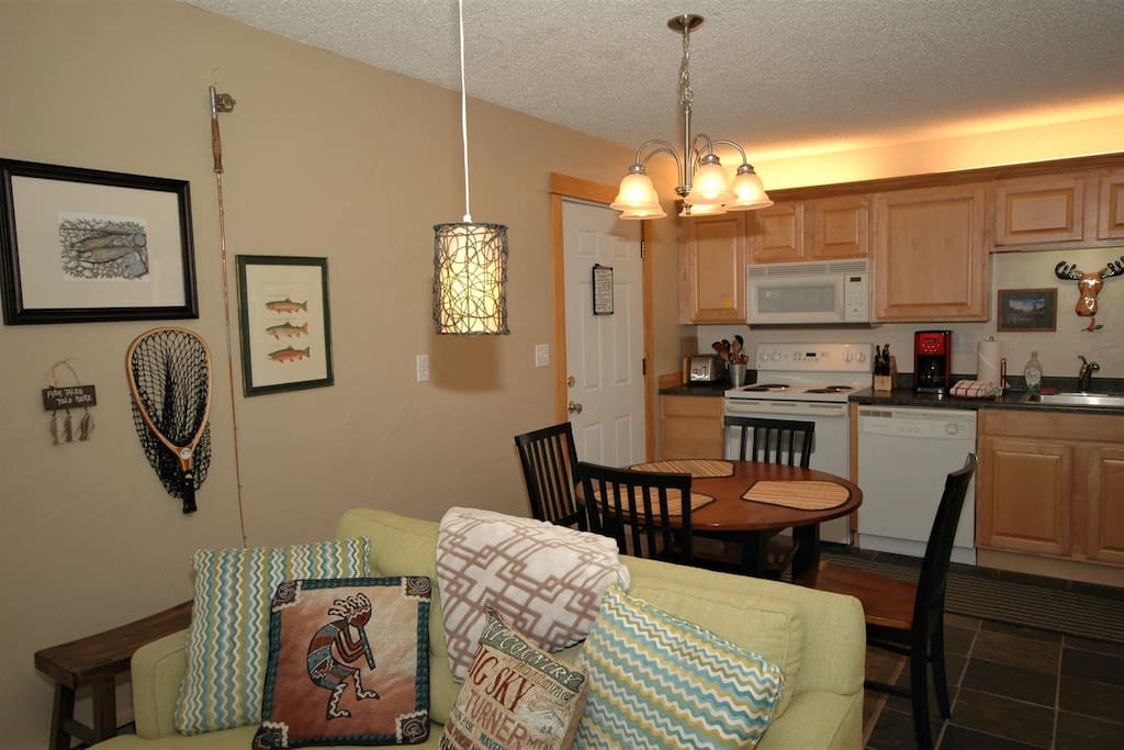 Enjoy the cozy, modern rustic charm for the outdoors persons...For YOUR enjoyment
