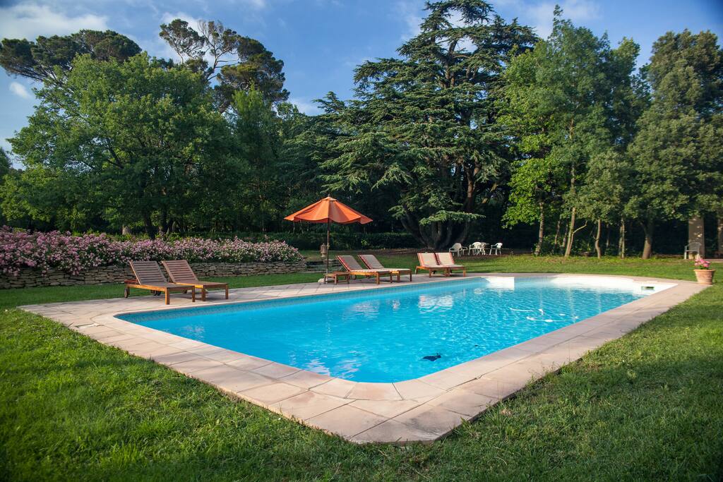 Au coeur du parc, la piscine.