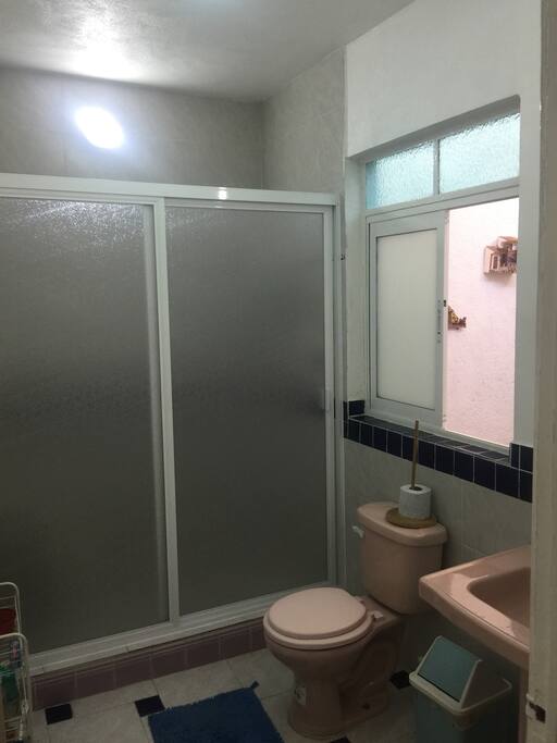 Baño completo, cada persona trae sus artículos personales.