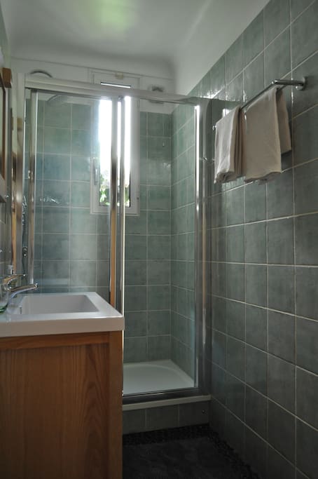 Salle de bains privée entre les 2 chambres, avec douche à l'italienne