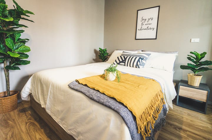 5"manželská posteľ Queen s pohodlným matracom