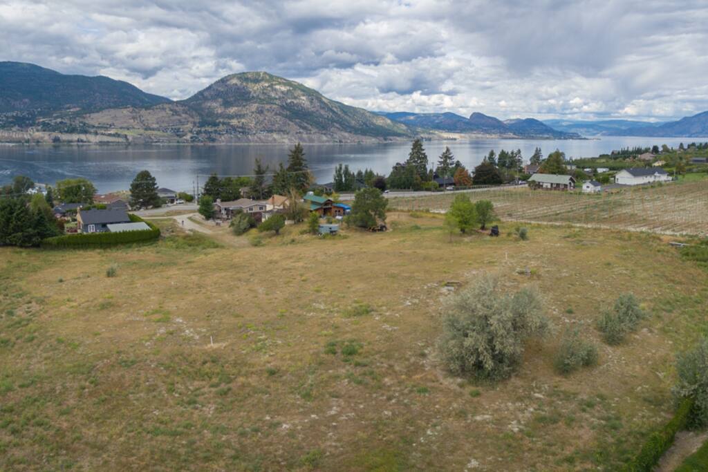 Vast 4.5 acres for ultimate privacy of guests