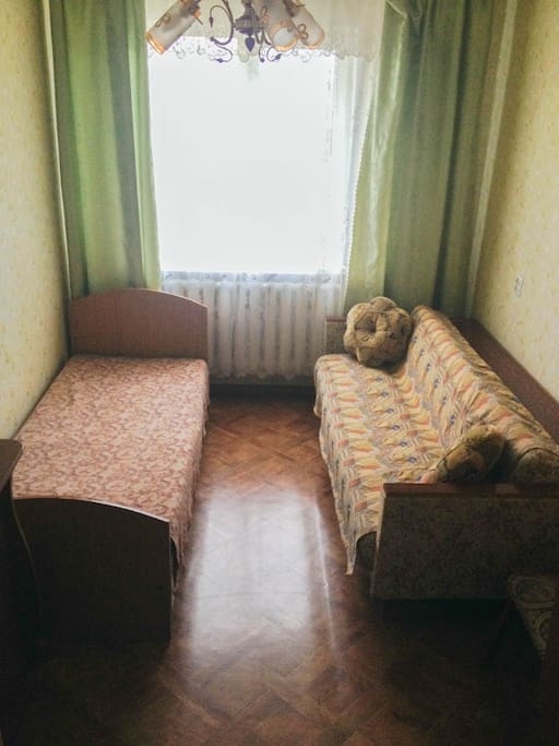 Комната 1 (10 кв.м)- 1 кровать,1 1,5 спальный диван,шкаф,комод
