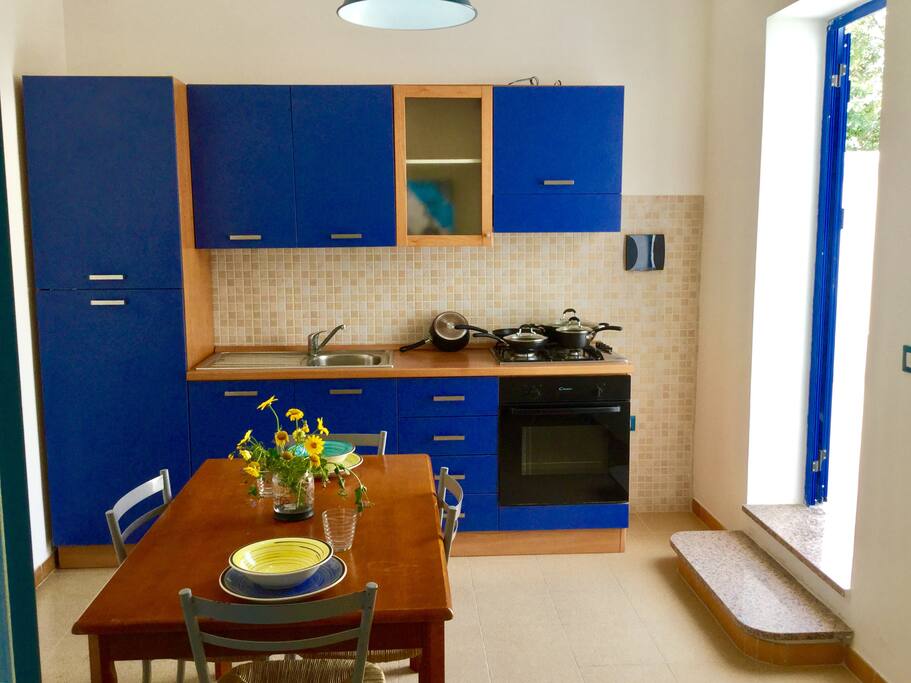 Cucina completa, a destra la porta d'accesso