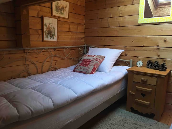 chumba kidogo cha kulala cha ghorofa, kitanda 1 cha 90