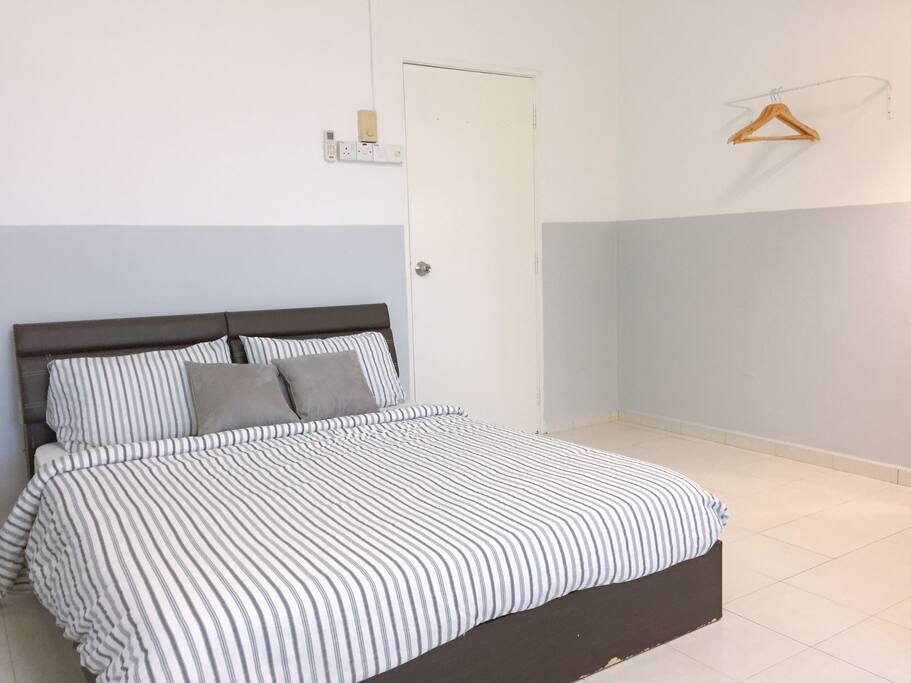Room 1: Master Bedroom