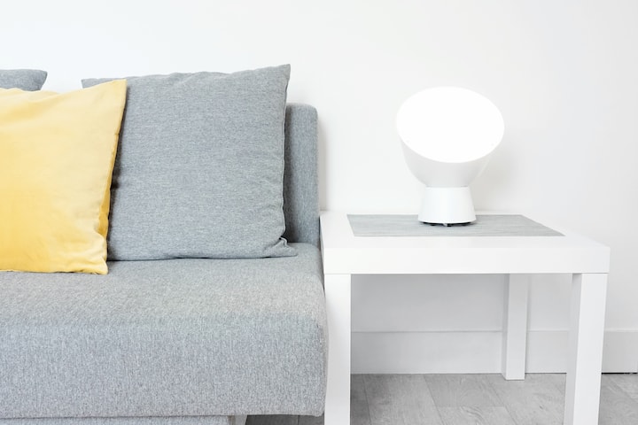 นี่คือเตียงโซฟาในบริเวณที่นอนที่สองซึ่งอยู่ในพื้นที่แนวคิดแบบเปิดโล่งระหว่างพื้นที่นั่งเล่นและพื้นที่รับประทานอาหาร 