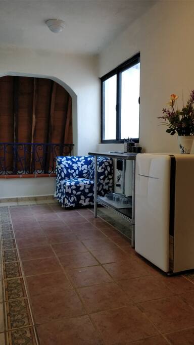 servicio de café, microondas y refrigerador junto a la habitación