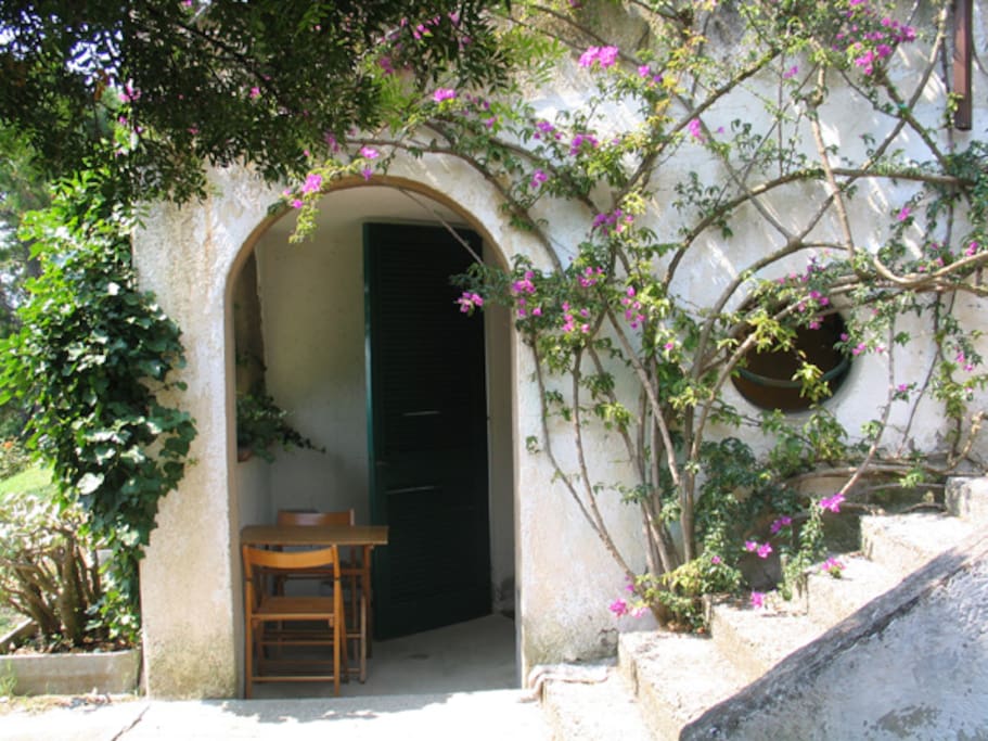 L'ingresso del monolocale sotto la villa principale, anch'essa in affitto nei mesi estivi