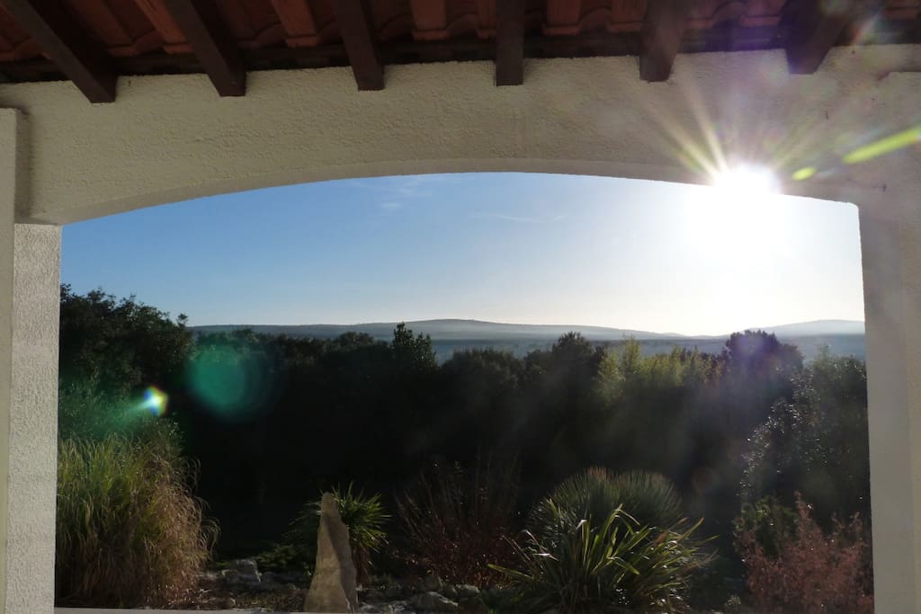 Vue de la terrasse derrière la maison