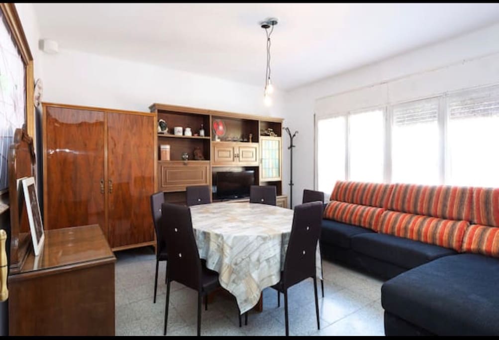 Amplio salon comedor, con sofa y todo exterior, muy iluminado