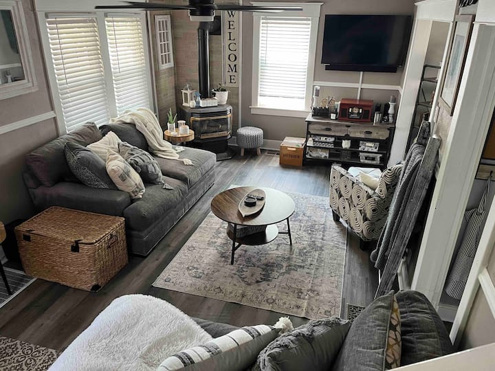 Cheerful Older Home In The Heart Of Johnson City - Johnson City, NY