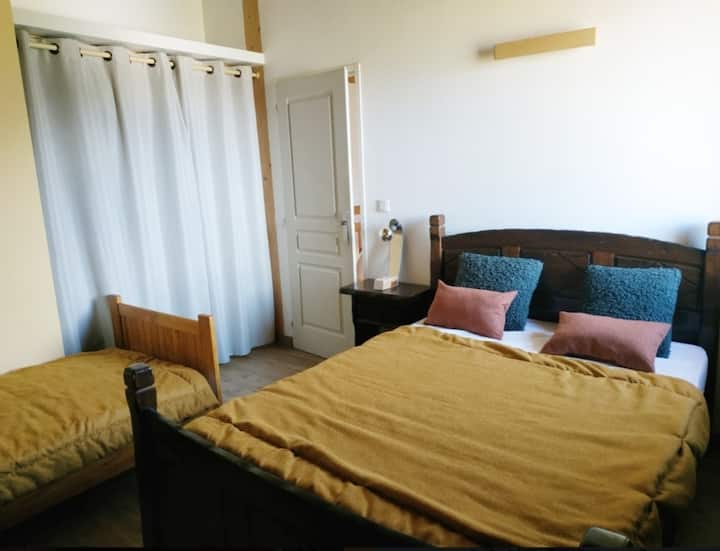 ห้องนอน 2 ชั้น 1 เตียงใหญ่ 1 เตียงเดี่ยว.. 