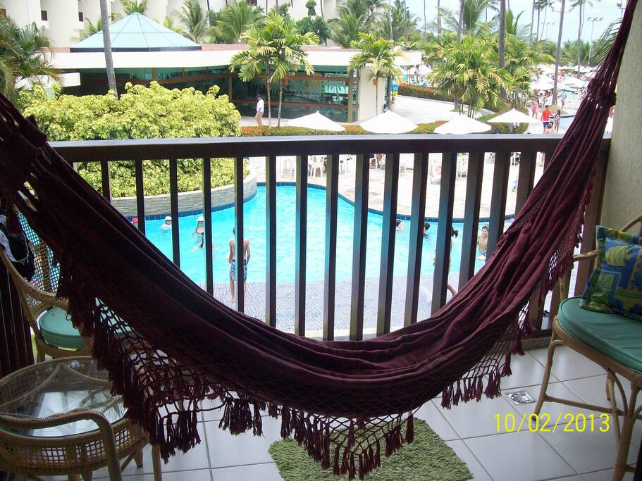 flat com vista para as piscinas e para o restaurante