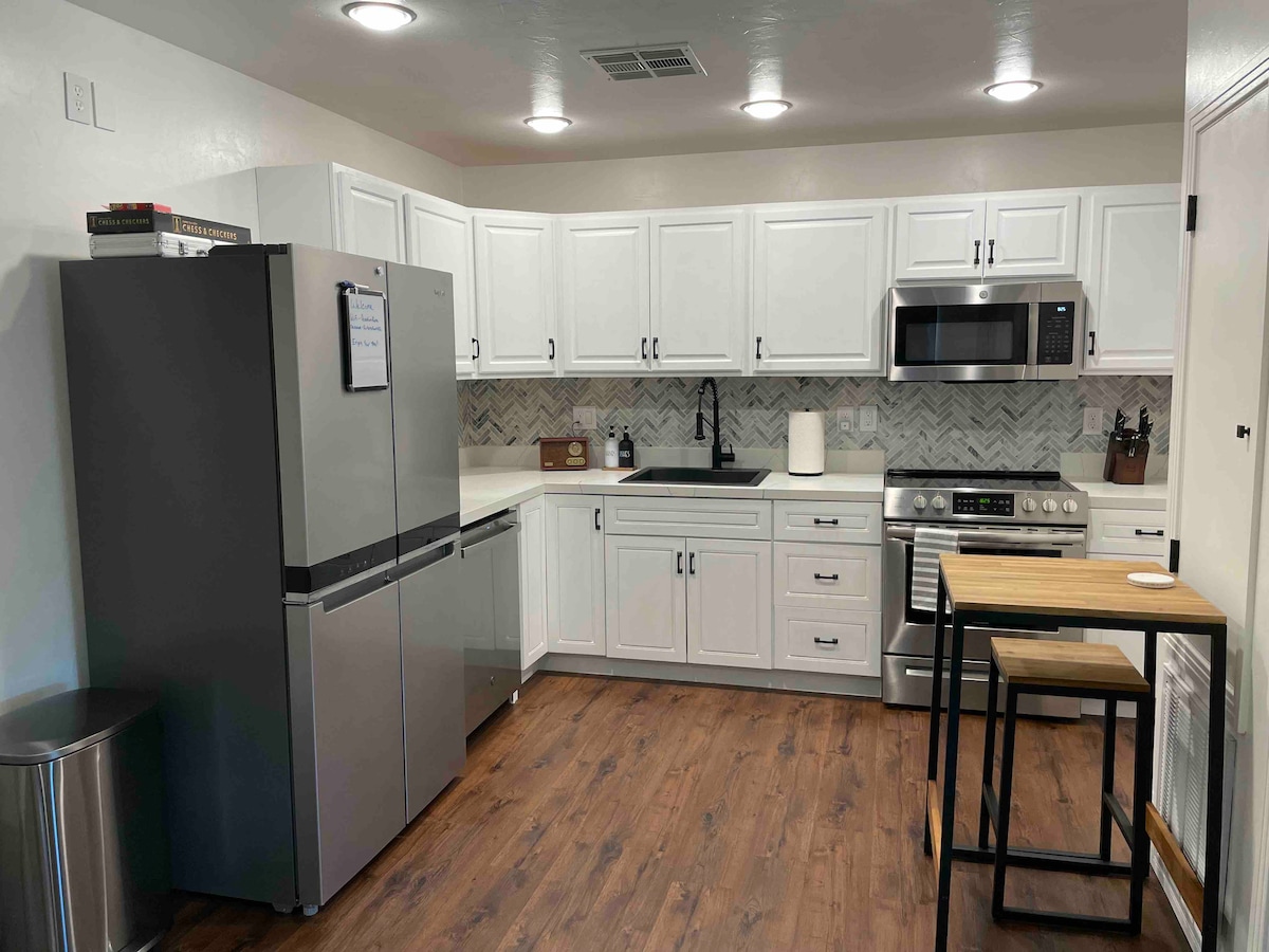 2BR Retreat with Private Entrance - Near The Strip