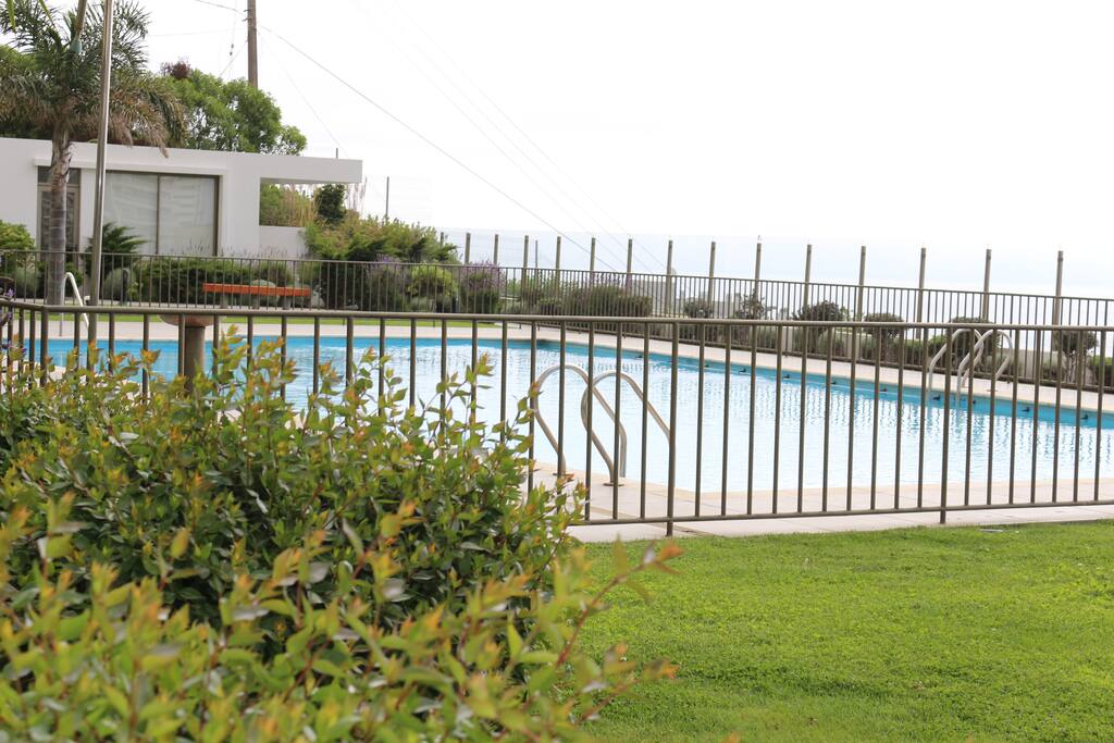 Piscina con vista al mar