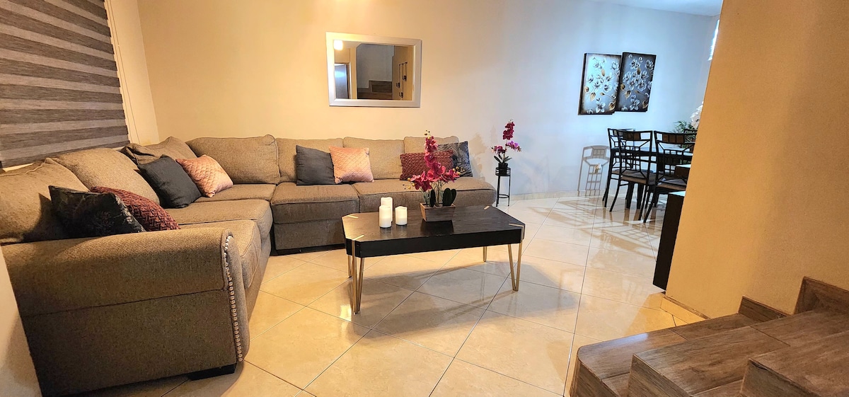 Anuncio de Airbnb popular: Sevilla house in front of a park en Baja California