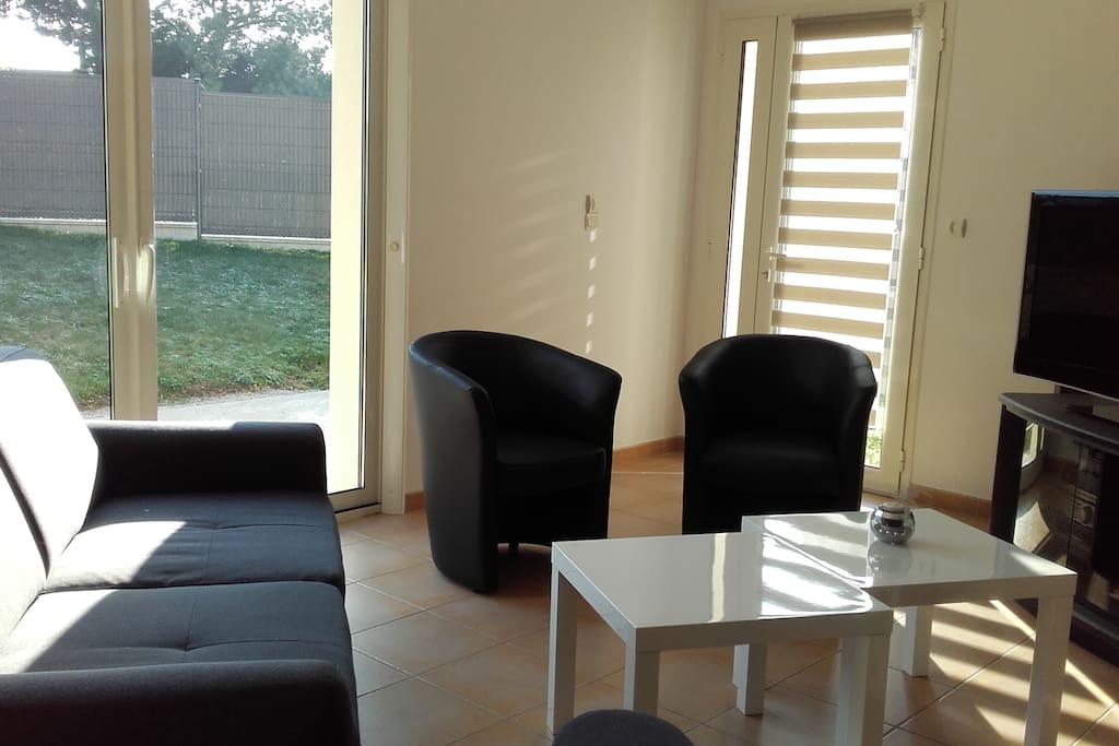 Salon avec vu sur le jardin
