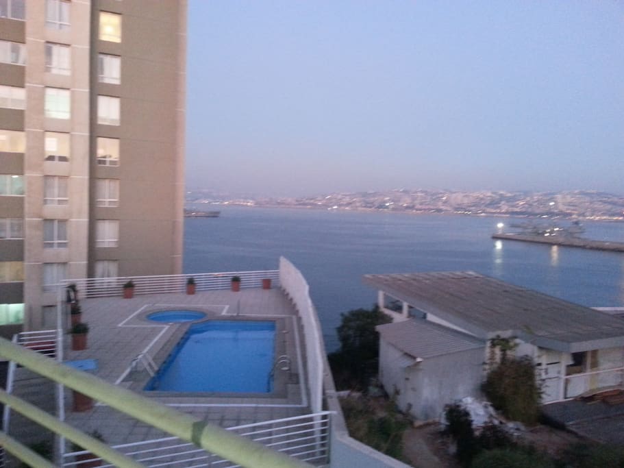 Espectacular vista desde el balcón del departamento a la bahía.
