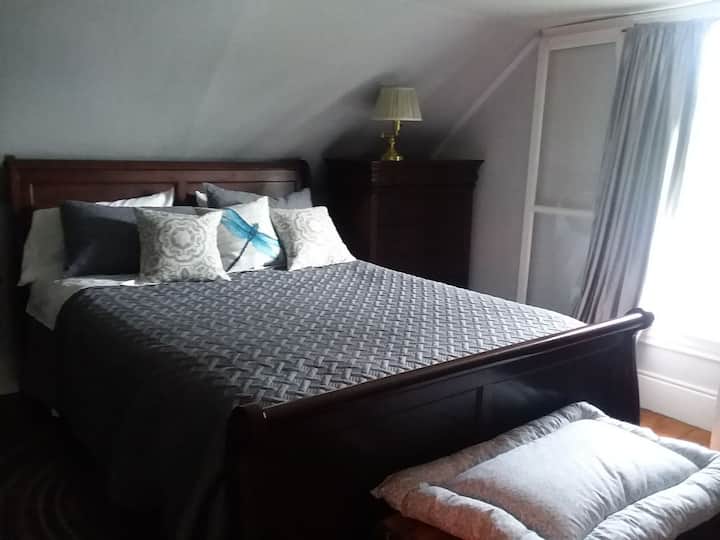 Hapa kuna kitanda kizuri cha ukubwa wa queen sleigh na mtazamo mzuri wa mji wetu wa New England kutoka ghorofa ya 3.