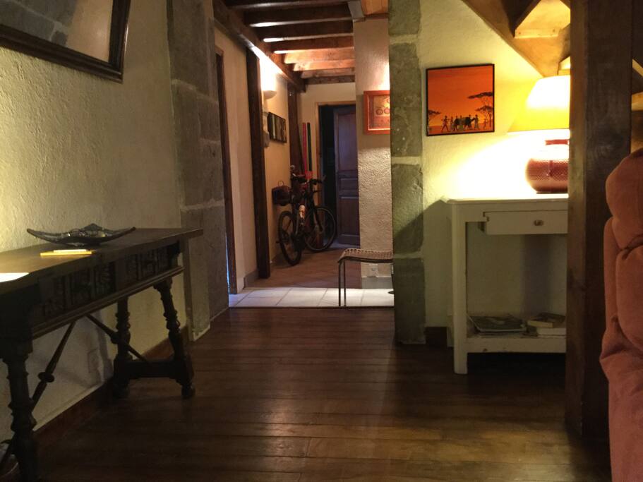 vue de l'entrée.... (nous avons deux salons dont l'un en mezzanine)