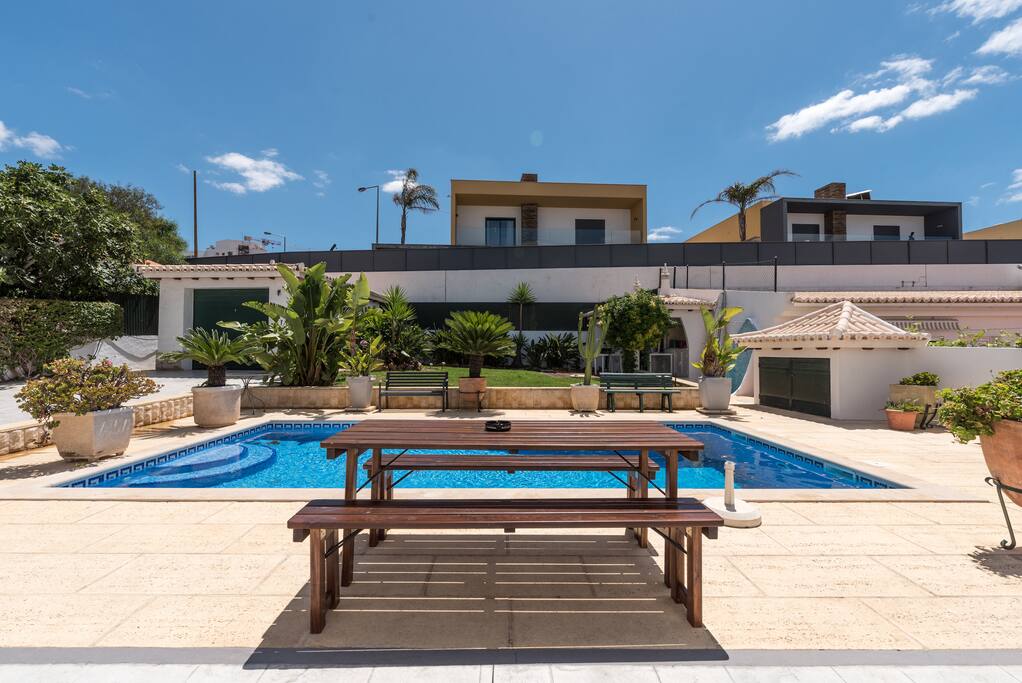 Piscina e espaço envolvente