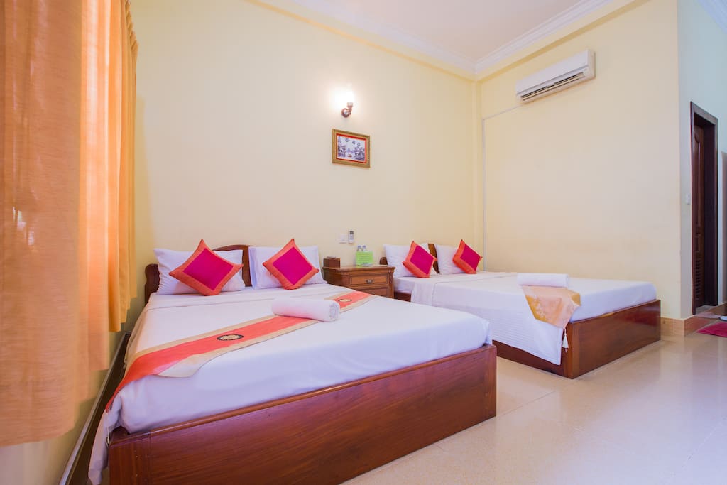 Because our Superior Twin Rooms are of a great size they are perfect for friends travelling together , the Twin Beds are extra large singles and come with comfortable mattress nice fluffy pillows and fresh linen.
All our rooms have air-conditioning and a ceiling fan , good sized bathrooms with hot showers, quality towels and toiletries.