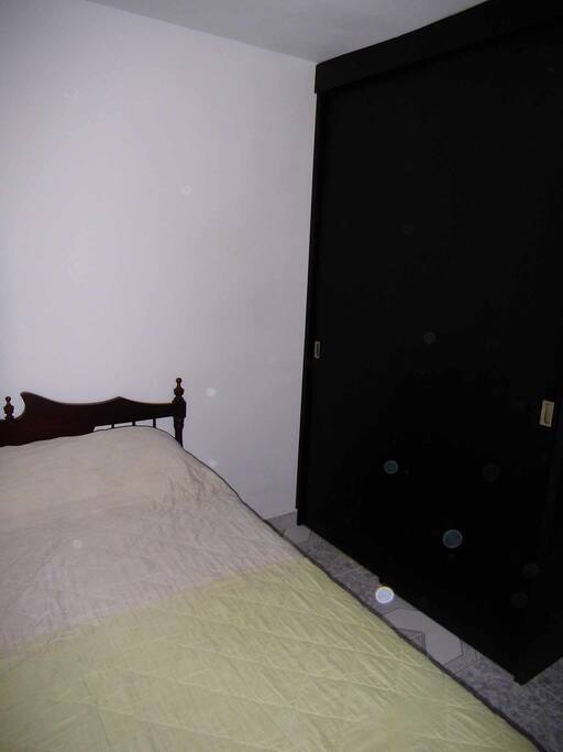 Habitación para huéspedes con closet