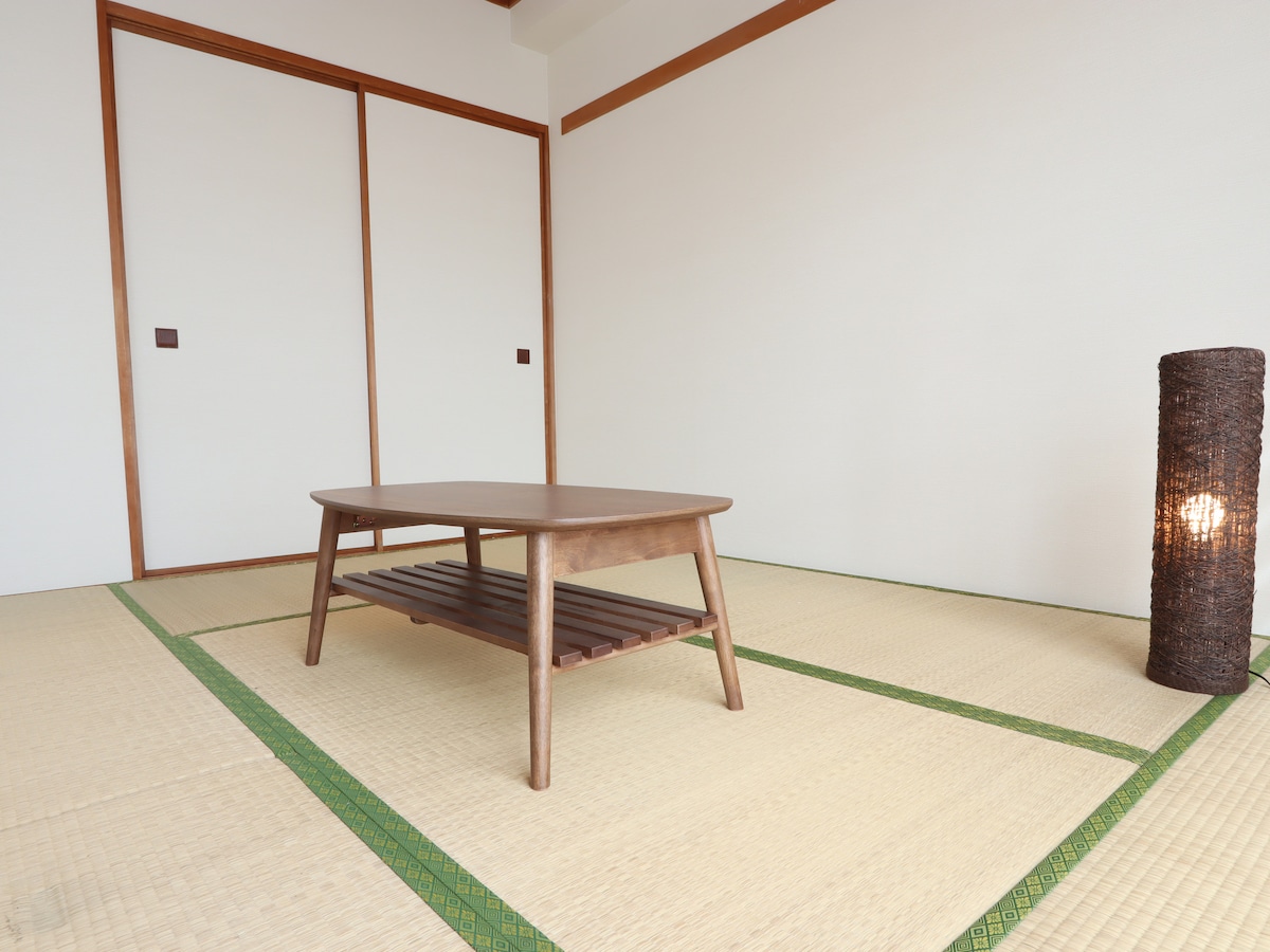 ※
現在センターテーブルは撤去しております。
Currently, the low table has been removed from this room.
