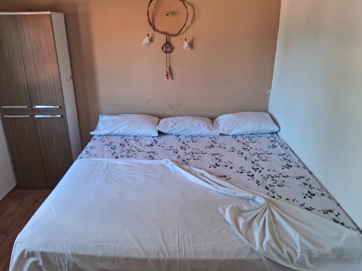 Chumba cha kulala cha 1 kitanda kimoja cha King hadi watu 3 kinakaa vizuri kitandani!