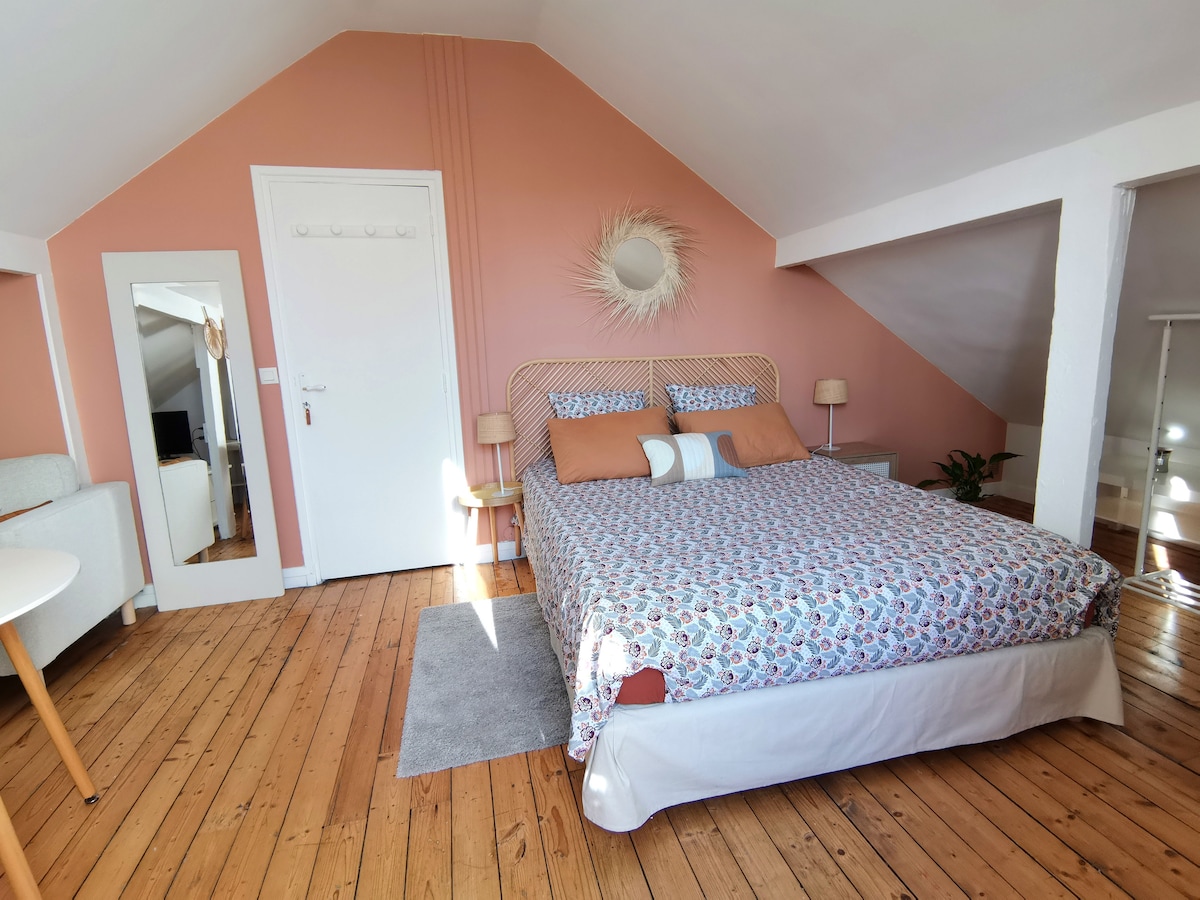 Gran habitación  de 20 m 2 en el jardín