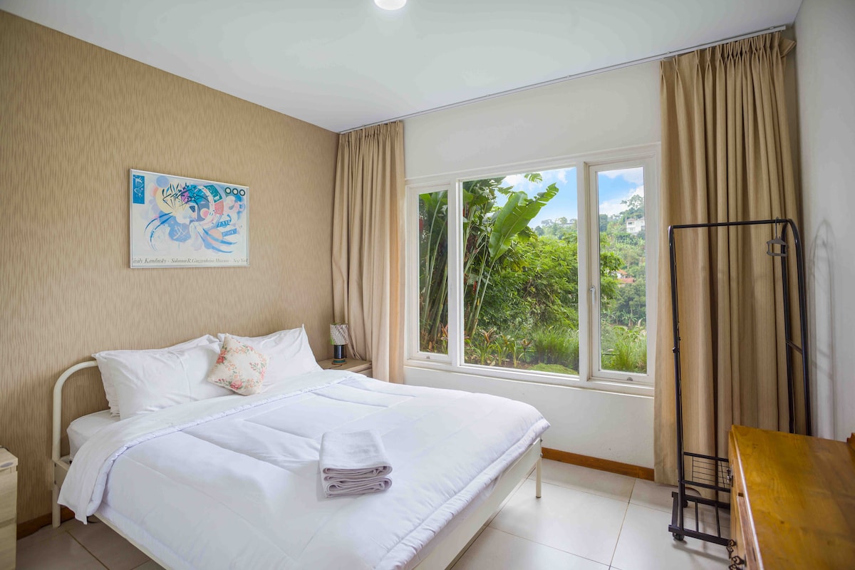 Kamar tidur 2 
Dengan AC , lantai bawah dari pintu masuk