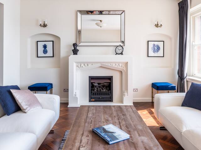 Magnificent Waterfront living with view gallery image 2