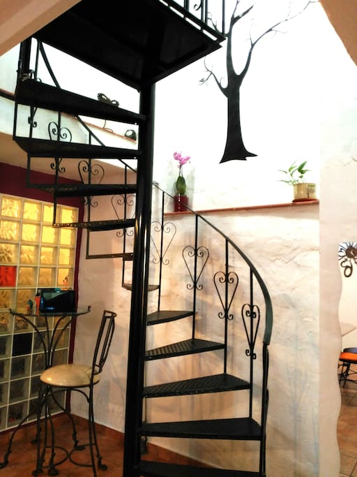 Escalera de caracol que lleva al segundo baño y primera habitación matrimonio
