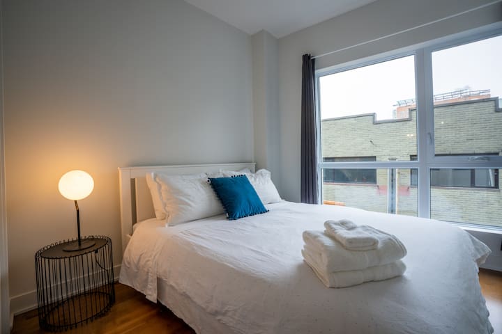 Luxe 2BR Condo l Sleeps 5 l Walk to Old-Port gallery image 5