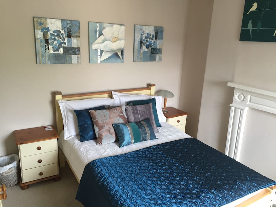 Comfortable and quiet double bedroom located on the 1st floor, overlooking our quiet courtyard.
