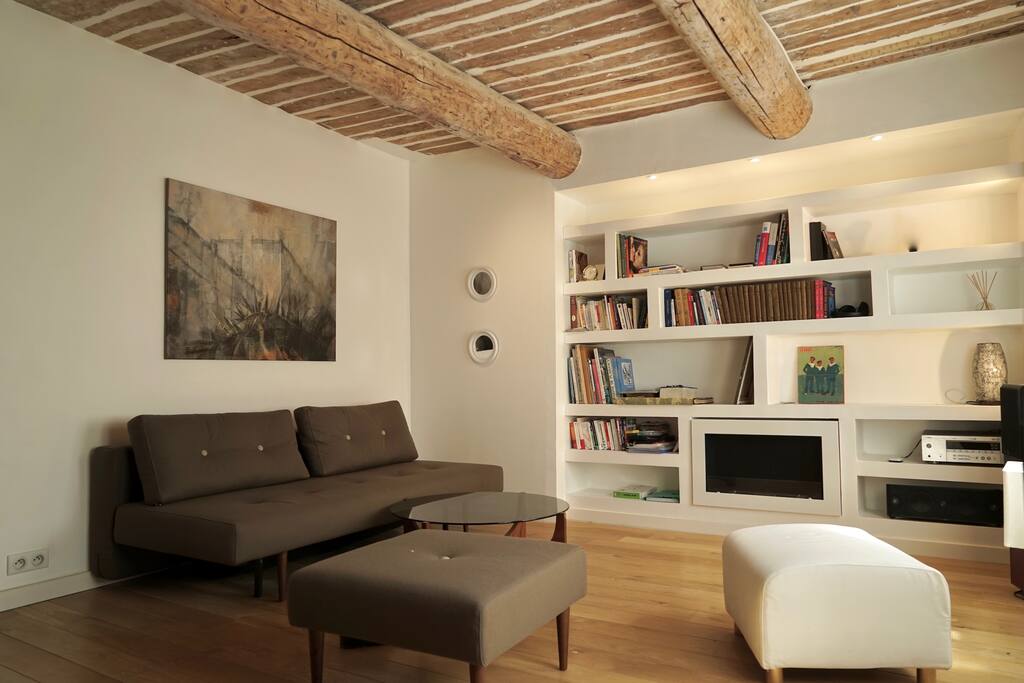 Le salon. Le canapé est convertible, c'est un couchage permanent donc très confortable!
