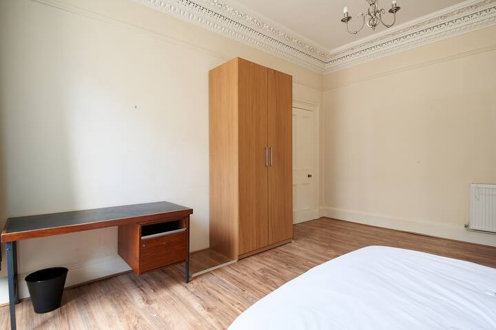 9 person GF flat – NEWINGTON – 10 min city! gallery image 5