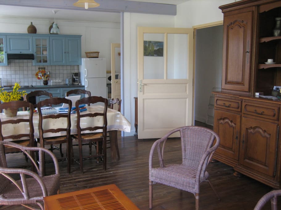 salon et porte d'accés chambres