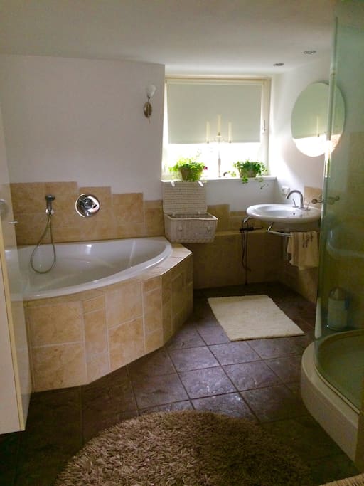 badkamer met douche en ligbad/ shower & Bath