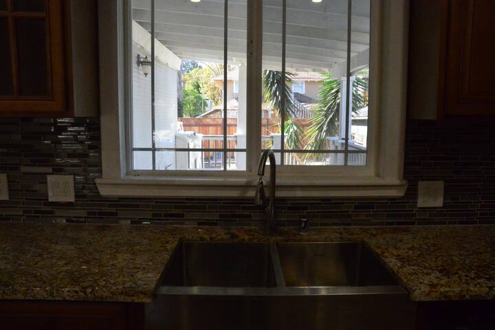 6 bedroom 4 full bath Luxury and Comfort gallery image 5